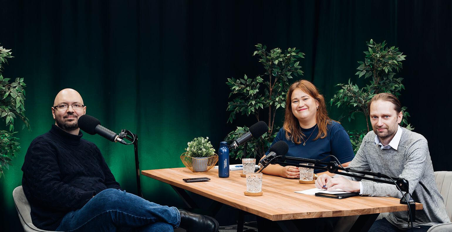 Inkeri Parman, Marko Nemberg ja Jürgen Kask podcasti laua taga istumas