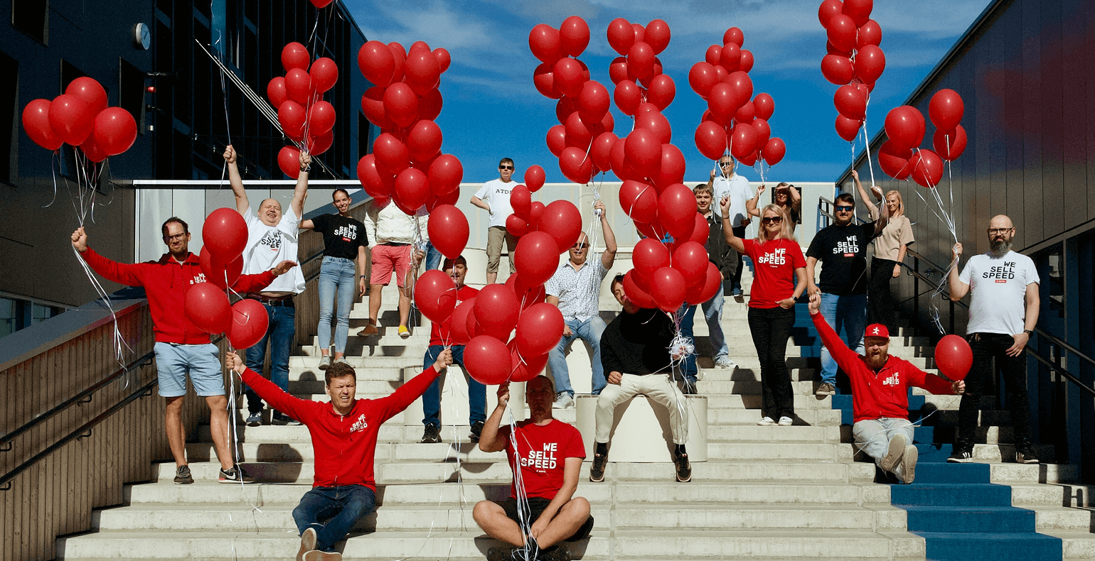 Zone tiim treppidel punaste õhupallidega