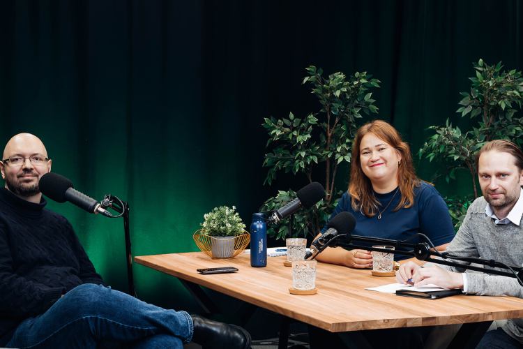 Inkeri Parman, Marko Nemberg ja Jürgen Kask podcasti laua taga istumas