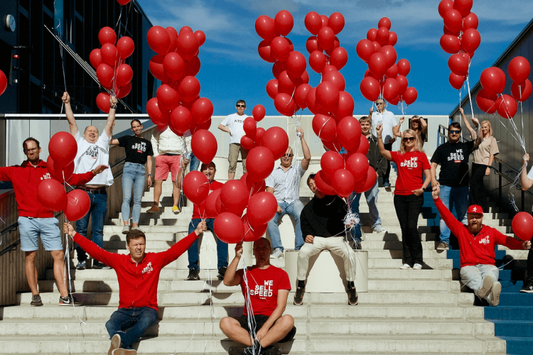 Zone tiim treppidel punaste õhupallidega
